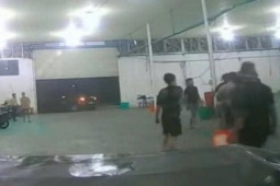 CLIP: Kinh hoàng cảnh rượt đuổi, hành hung dã man thương lái mua sầu riêng