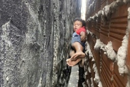 20 phút giải cứu cháu bé bị mắc kẹt giữa hai bức tường nhà ở TPHCM