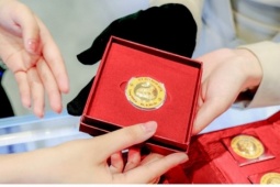 Giá vàng SJC chênh gần 30 triệu đồng/lượng: Có nên mua hay chờ hạ nhiệt?