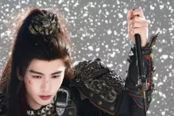 Đã có nhiều sao nam trang điểm khi đóng tướng quân, cớ sao riêng Trương Lăng Hách bị soi?