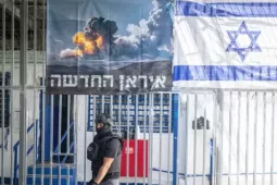 Thiếu niên 14 tuổi bị truy tố vì làm gián điệp, sơn khẩu hiệu cho Iran để lấy tiền, Israel không kích trung tâm tàu ngầm