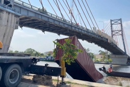 Xử phạt tài công "tàu khủng” vướng đứt dây điện, rơi container xuống kênh Chợ Gạo