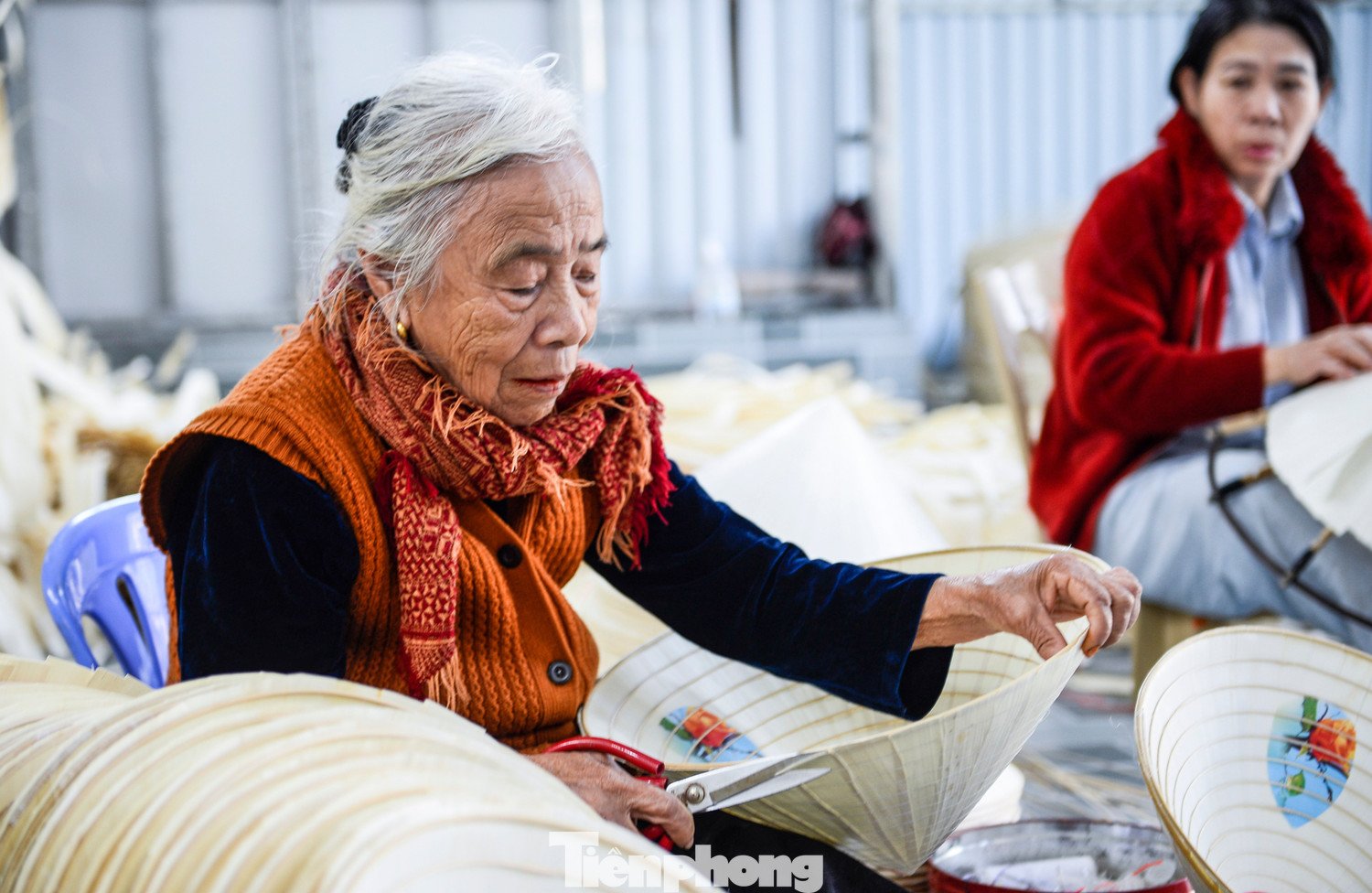 Nức vành, lồng quai những bước hoàn thiện giúp chiếc nón vừa bền, vừa có dáng thanh thoát. Người dân địa phương cho biết, hiện nay, một số khâu sản xuất đã được cơ giới hóa, nhưng phần cốt lõi cho việc làm nón vẫn dựa vào thủ công, đặt ra yêu cầu vừa bảo tồn kỹ thuật truyền thống, vừa nâng cao năng suất.