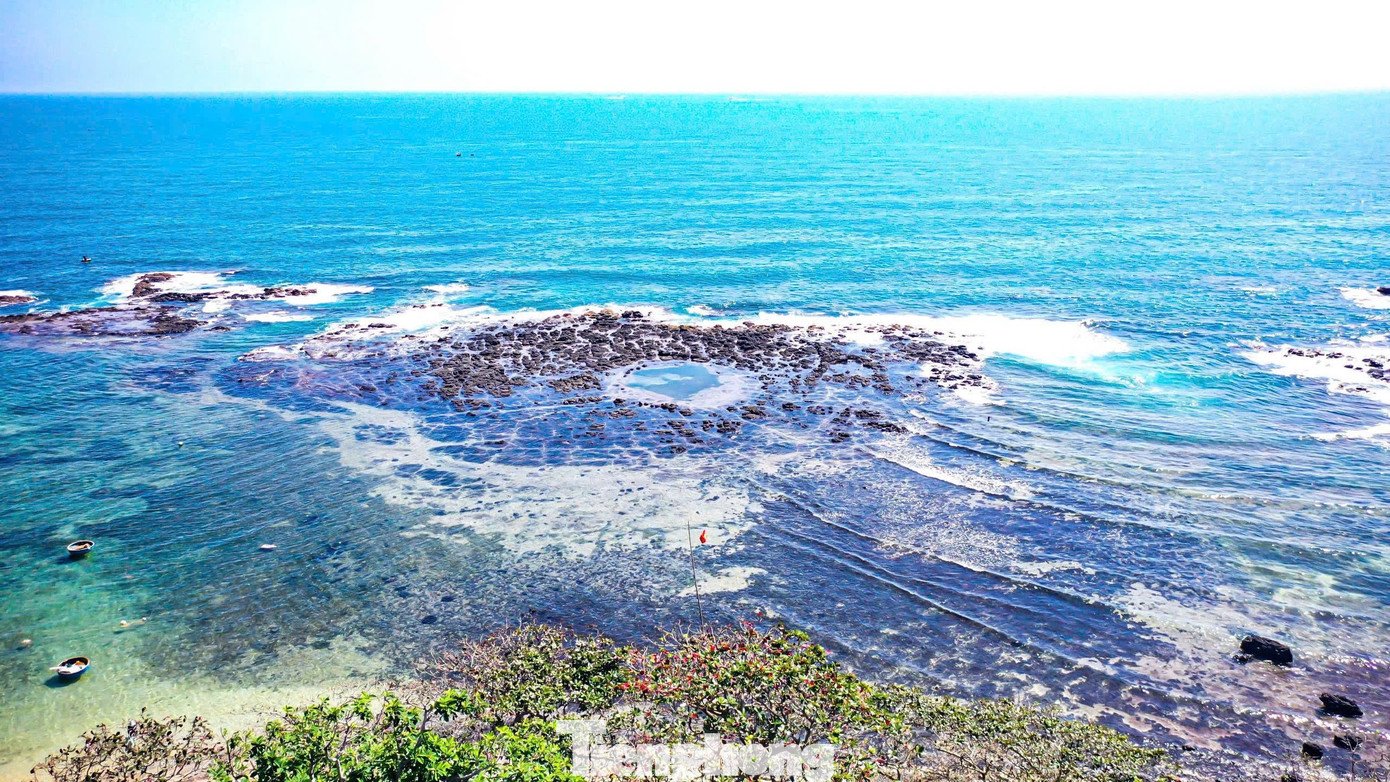 Ở gần mũi Ba Làng An có một miệng núi lửa nay không còn hoạt động, nhưng những gì còn lại đủ để tạo nên một hệ sinh thái độc đáo, các phiến đá trầm tích, rạn san hô nhiều màu sắc và vô số khối đá với hình thù kỳ lạ, tất cả tạo nên một cảnh đẹp độc đáo, bí ẩn hiếm nơi nào có được.