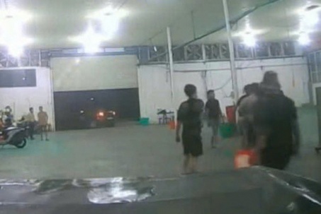 CLIP: Kinh hoàng cảnh rượt đuổi, hành hung dã man thương lái mua sầu riêng