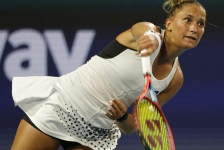 Người đẹp tennis làm người mẫu "ảnh nóng" sau khi bị đe dọa tính mạng