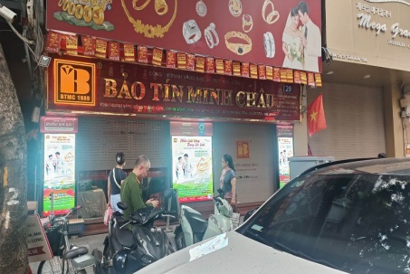 Hà Nội: Nhiều cảnh sát xuất hiện tại cửa hàng vàng Bảo Tín Minh Châu