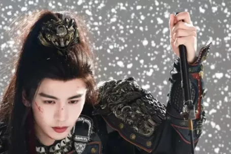 Nhiều sao nam trang điểm khi đóng vai tướng quân, cớ sao Trương Lăng Hách bị soi?