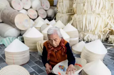 Tận thấy chiếc nón lá Việt lọt top 100 thương hiệu nổi tiếng