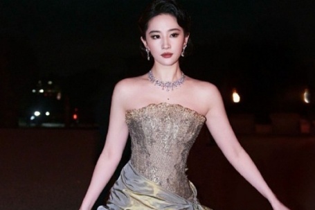 Lưu Diệc Phi diện đầm 'bồng bềnh như sóng biển' đi show