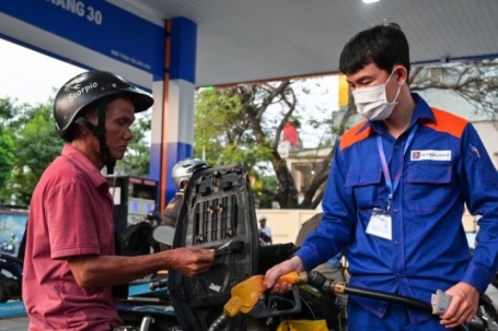 Giá xăng dầu giảm mạnh, có loại hạ tới hơn 4.000 đồng/lít