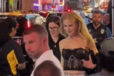 Nicole Kidman 'lột xác ngoạn mục' khi dự tiệc sinh nhật bạn thân