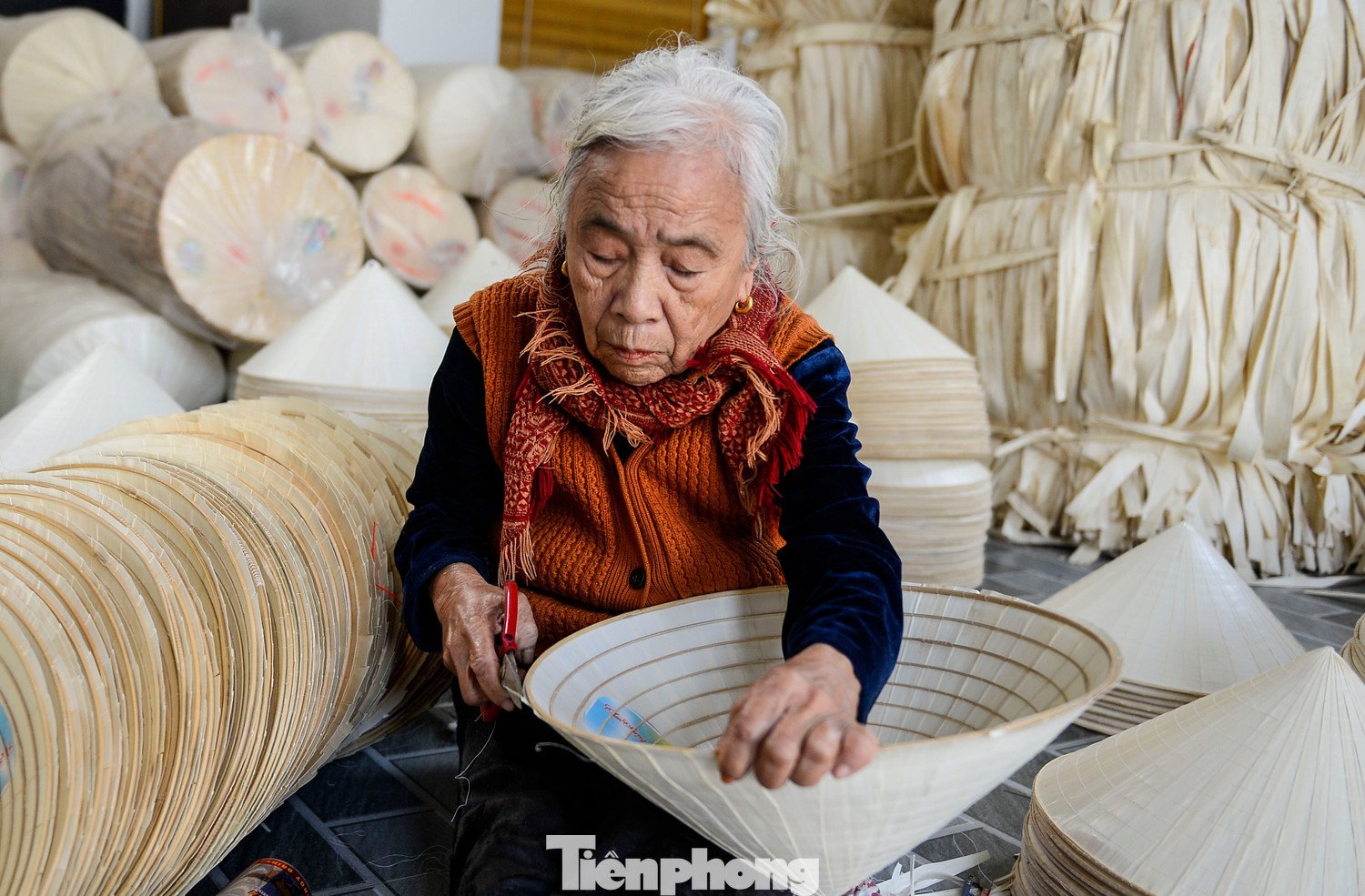 Nức vành, lồng quai những bước hoàn thiện giúp chiếc nón vừa bền, vừa có dáng thanh thoát. Người dân địa phương cho biết, hiện nay, một số khâu sản xuất đã được cơ giới hóa, nhưng phần cốt lõi cho việc làm nón vẫn dựa vào thủ công, đặt ra yêu cầu vừa bảo tồn kỹ thuật truyền thống, vừa nâng cao năng suất.