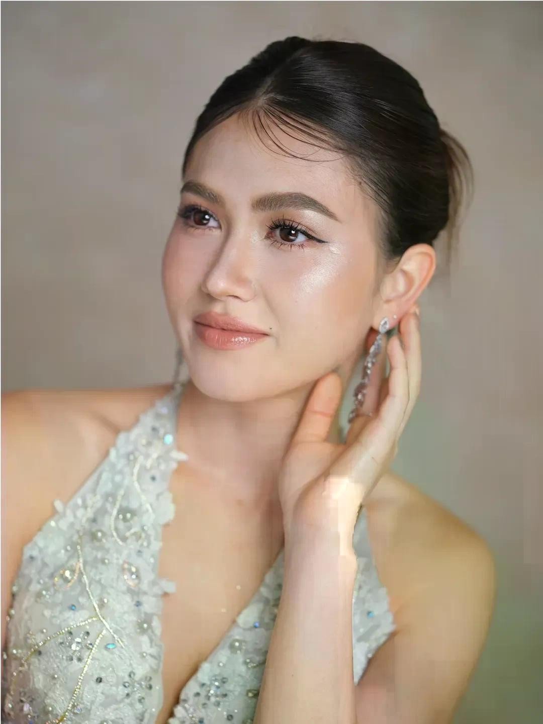 Clarisse Achard năm nay 24 tuổi, mang 2 dòng máu Hong Kong (Trung Quốc) và Pháp. Cô trải qua thời thơ ấu ở Hong Kong, sau đó theo học ở Pháp, Phần Lan và hoàn thành chương trình thạc sĩ tại Italia trước khi trở về quê hương sinh sống.