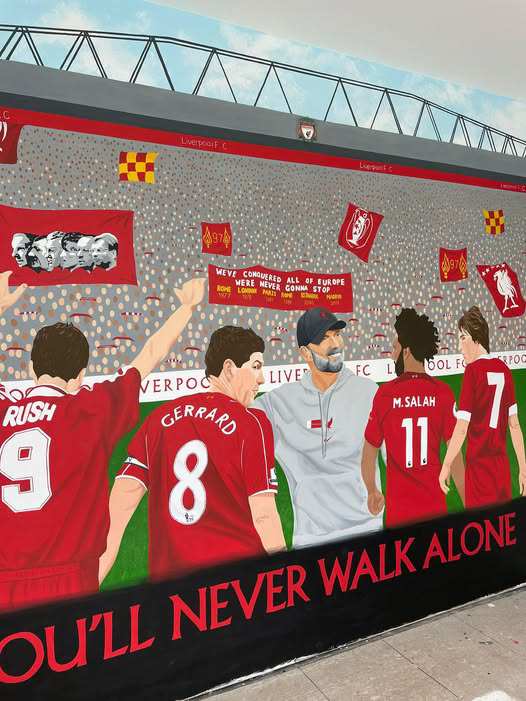 Một bức tranh tường tri ân các huyền thoại Liverpool. Từ trái sang: Ian Rush, Steven Gerrard, HLV Jurgen Klopp, Salah &amp; Sir Kenny Dalglish