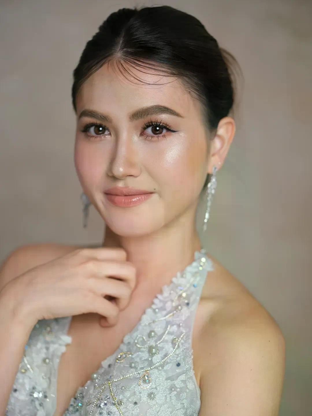 Clarisse Achard năm nay 24 tuổi, mang 2 dòng máu Hong Kong (Trung Quốc) và Pháp. Cô trải qua thời thơ ấu ở Hong Kong, sau đó theo học ở Pháp, Phần Lan và hoàn thành chương trình thạc sĩ tại Italia trước khi trở về quê hương sinh sống.