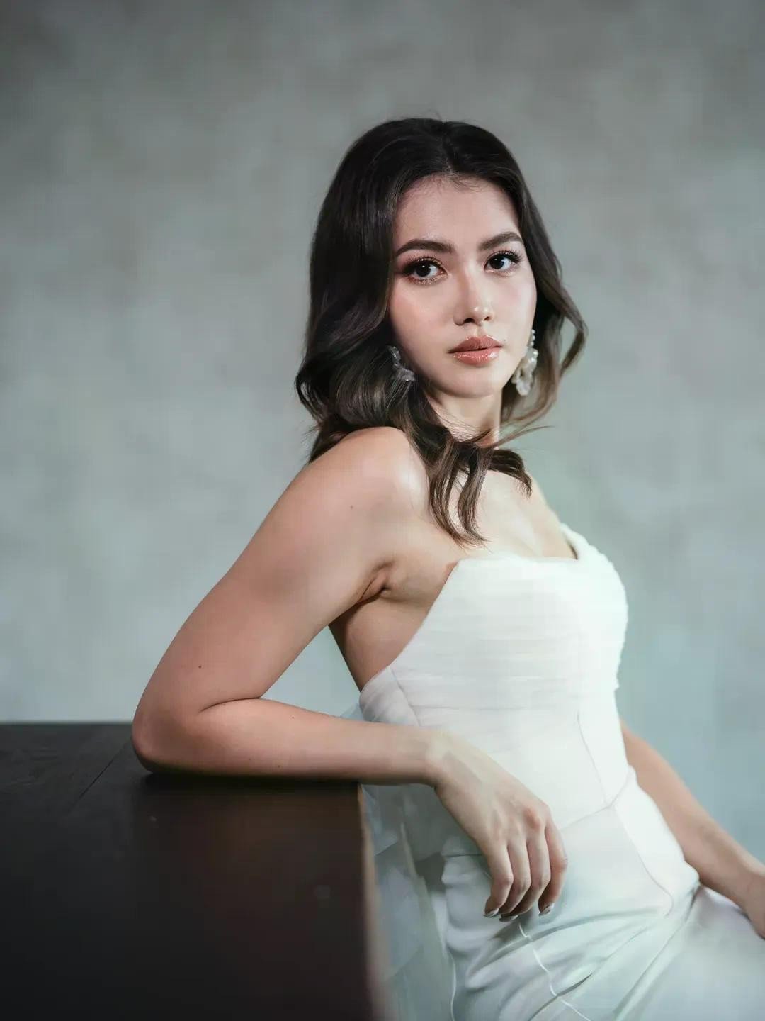 Hiện Clarisse Achard là chuyên gia tư vấn về chuyển đổi số và là nghệ sĩ thuộc tập đoàn giải trí JIS.