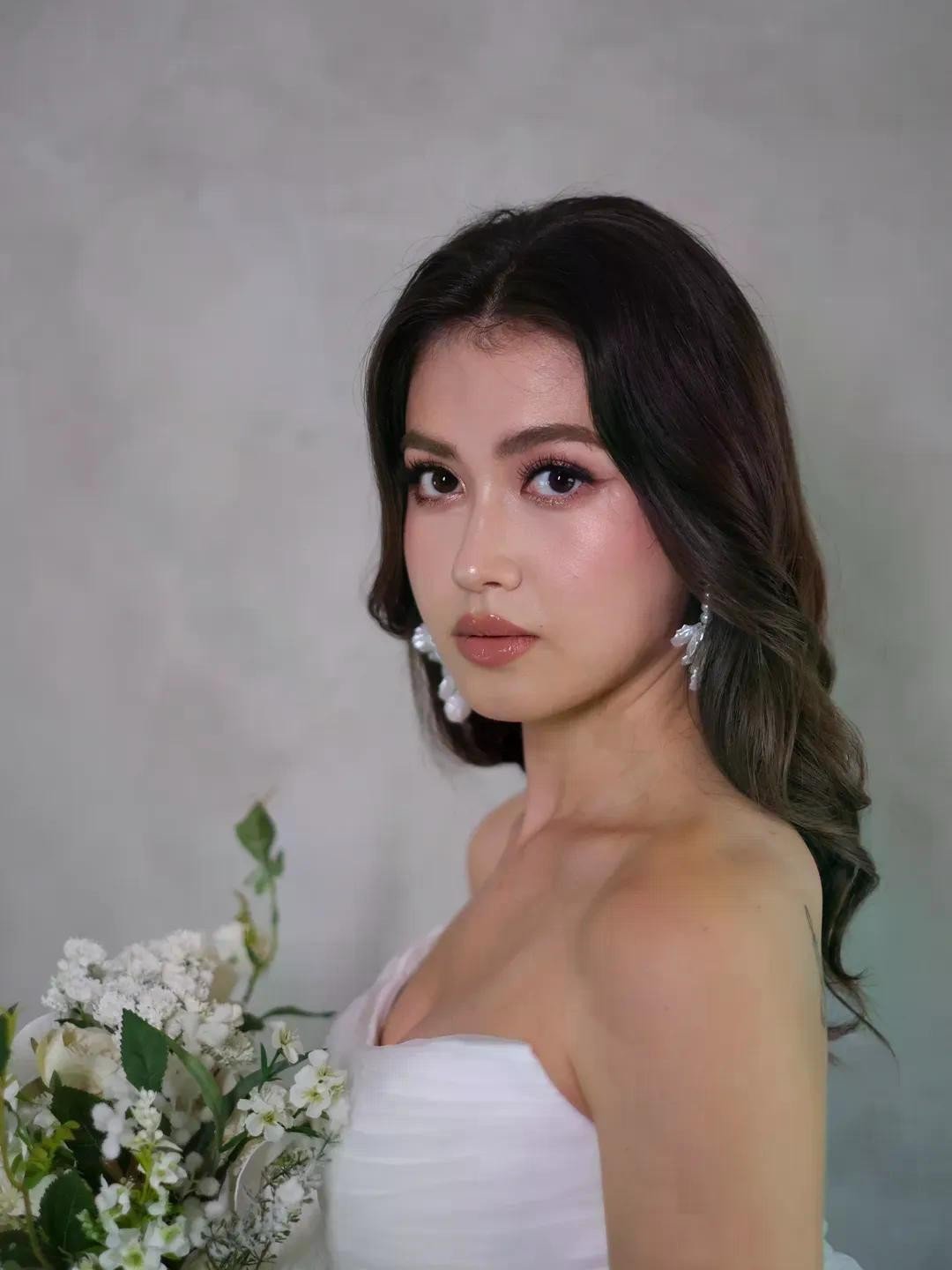 Hiện Clarisse Achard là chuyên gia tư vấn về chuyển đổi số và là nghệ sĩ thuộc tập đoàn giải trí JIS.