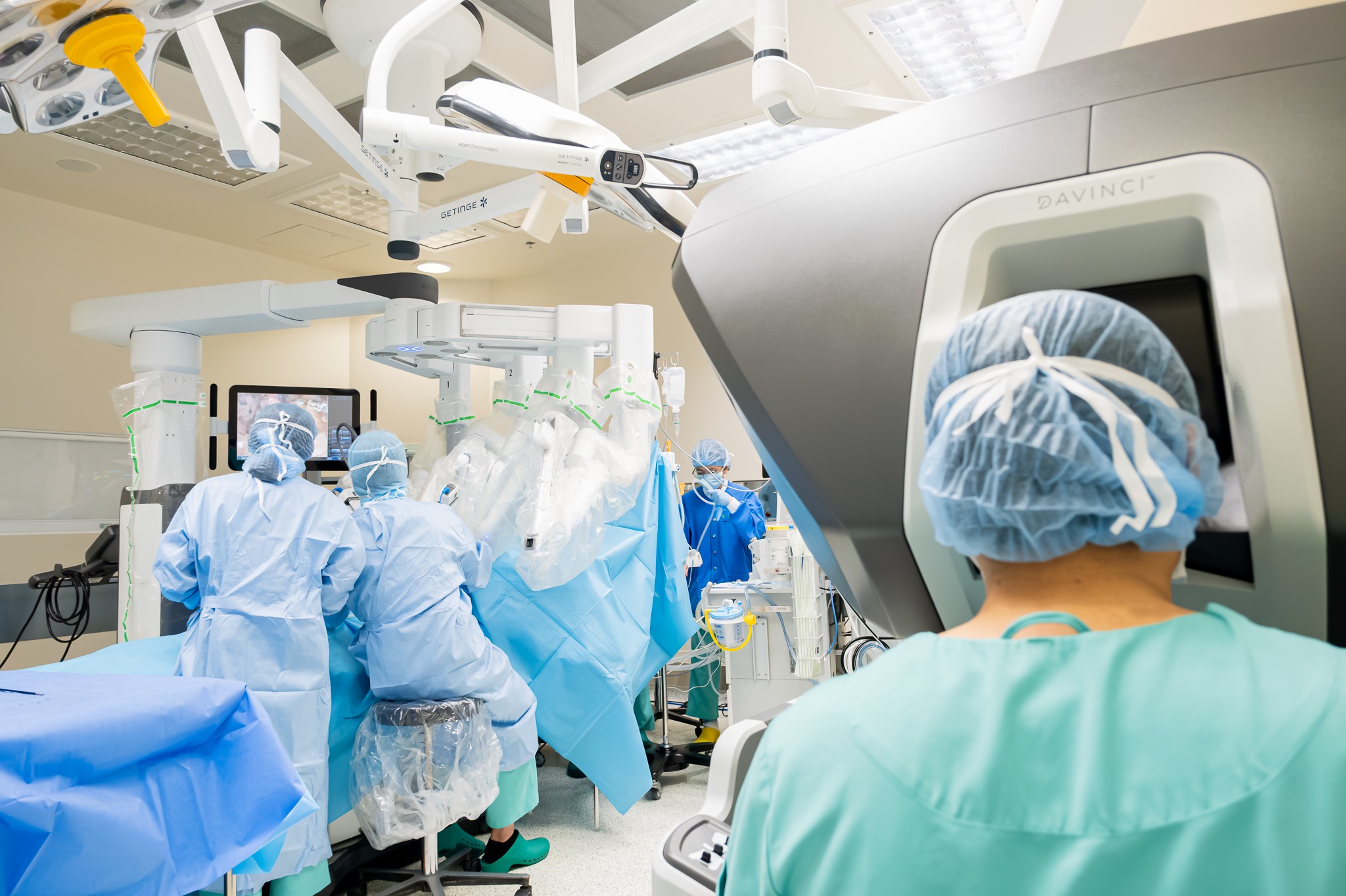 TS.BS.CKII Đặng Đình Minh Thanh (phải) thực hiện phẫu thuật bằng robot da Vinci Xi (Ảnh:FV)