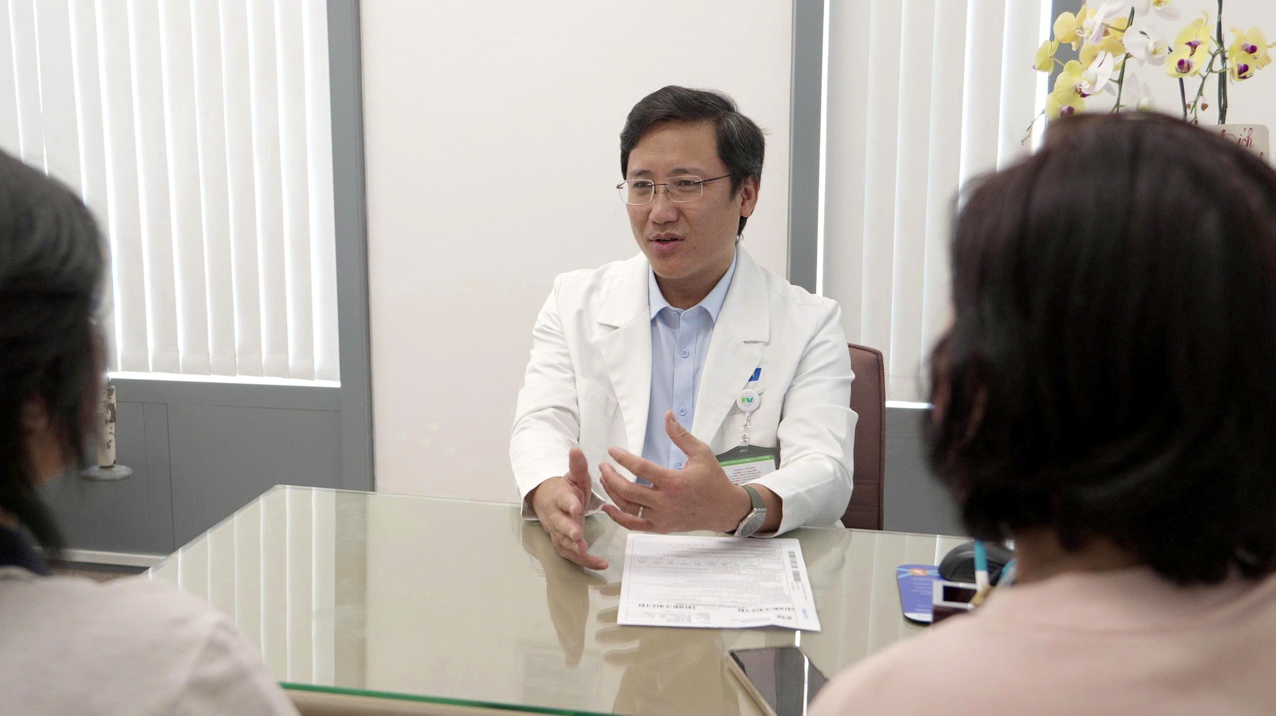 TS.BS.CKII Đặng Đình Minh Thanh tư vấn cho bệnh nhân (Ảnh:FV)