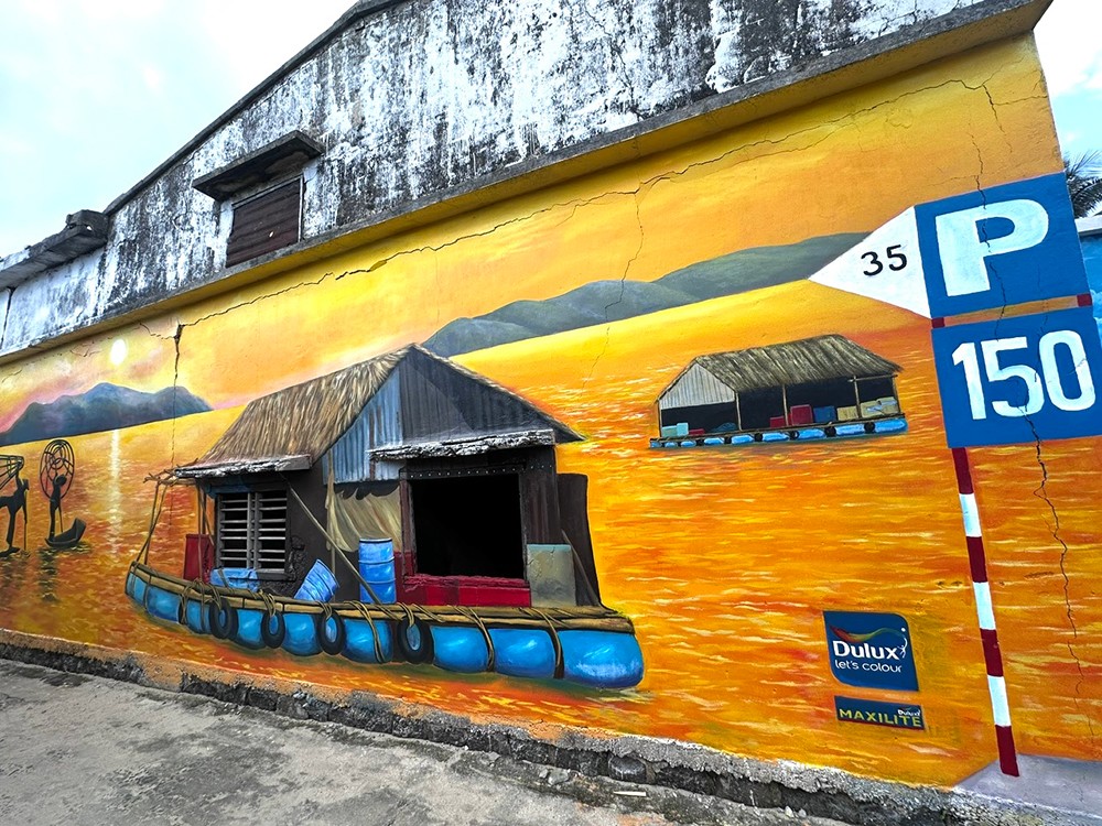 AkzoNobel đã tài trợ gần 10.000 lít sơn từ thương hiệu Dulux, sử dụng các gam màu tươi sáng, hài hòa với cảnh quan thiên nhiên hoang sơ của đảo