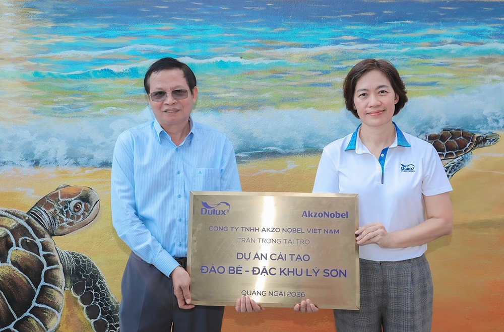 Bà Dương Hoàng Liên, đại diện AkzoNobel Việt Nam, bàn giao công trình cho chính quyền địa phương tại đặc khu đảo Lý Sơn