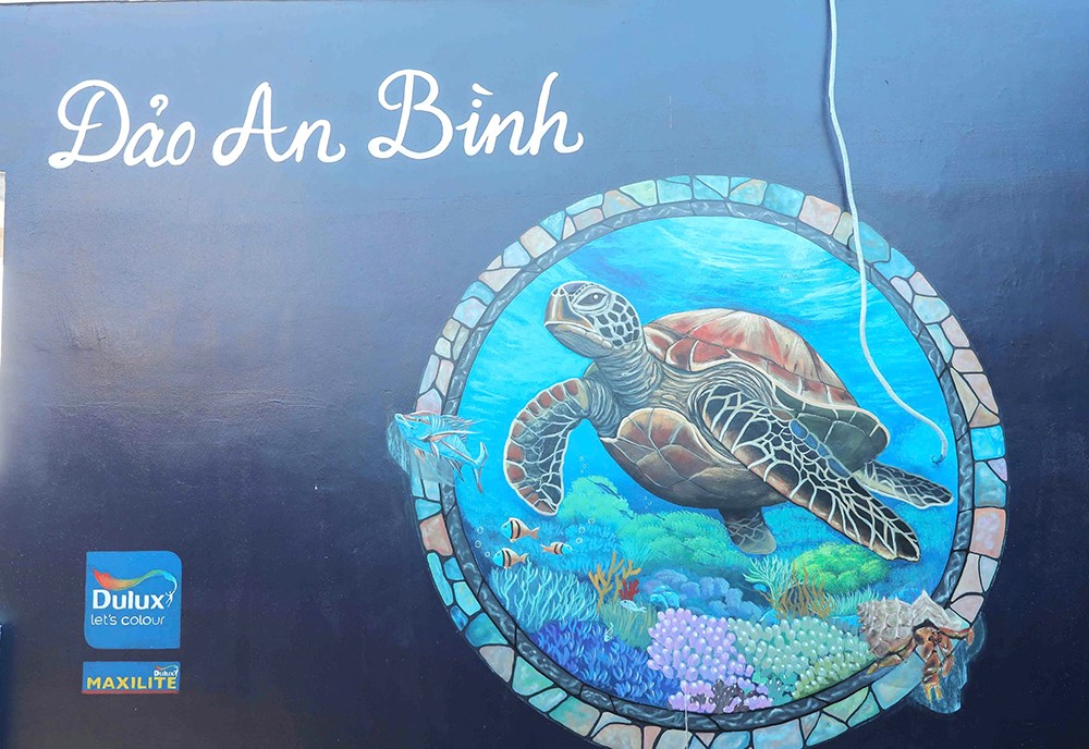 Trong khuôn khổ dự án, 20 bức bích họa mới được thực hiện nhằm nâng cao nhận thức về bảo tồn rùa biển và hệ sinh thái biển