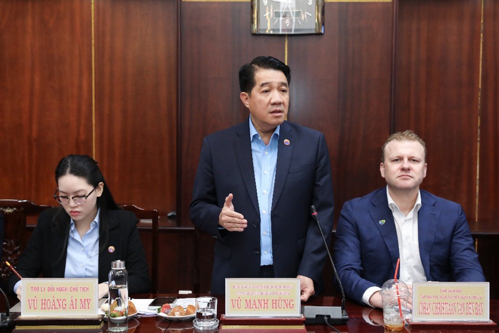 Ông Vũ Mạnh Hùng chia sẻ thông tin về chuỗi dự án với lãnh đạo tỉnh Tây Ninh. Ảnh: HN