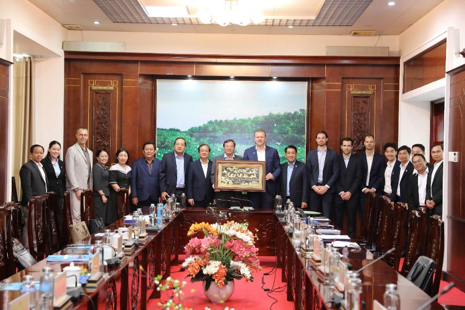 Chủ tịch UBND tỉnh Tây Ninh Lê Văn Hẳn chụp hình lưu niệm cùng đoàn tham dự buổi họp. Ảnh: HN