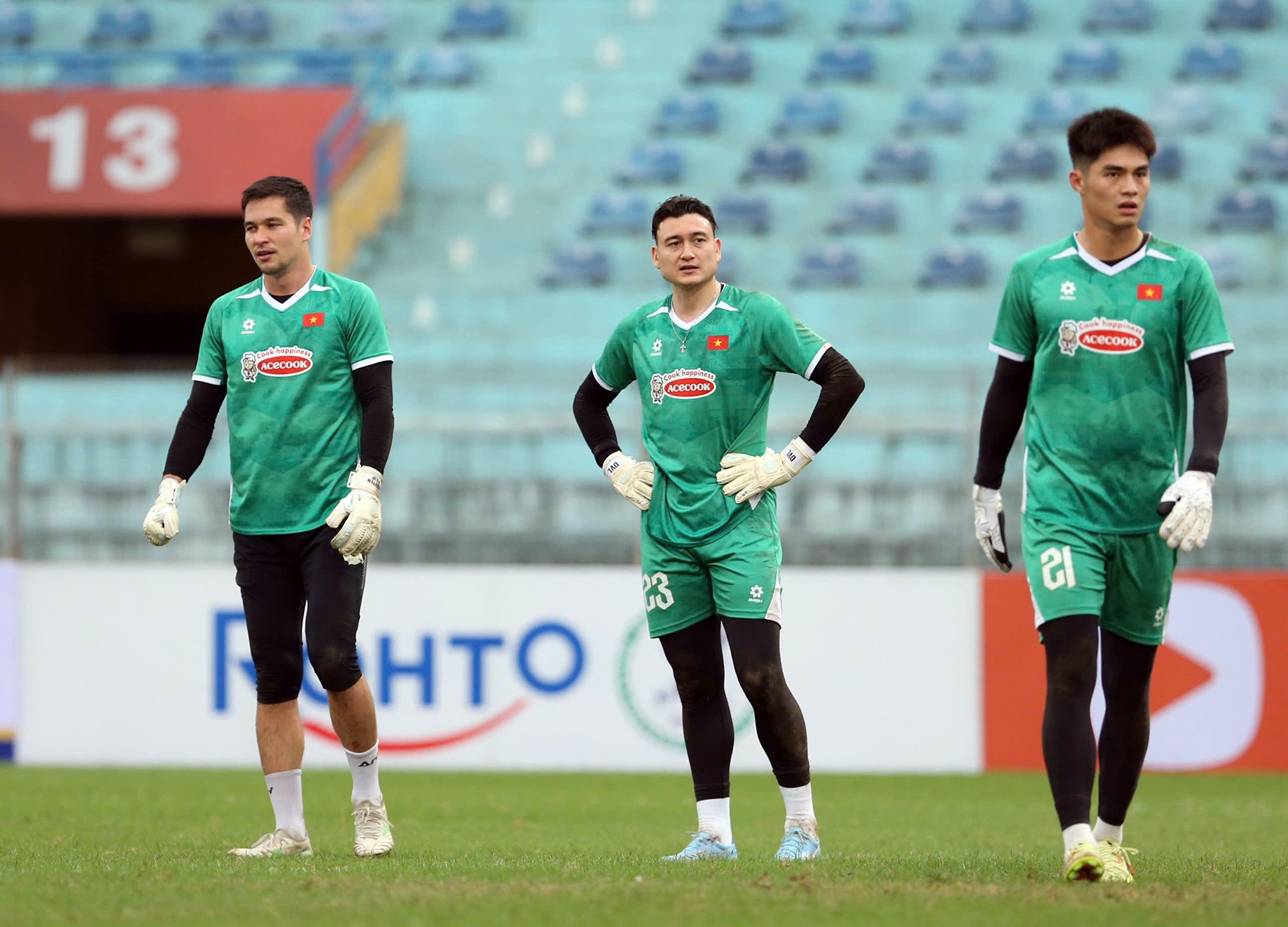 Bộ ba thủ môn của ĐT Việt Nam sẵn sàng cho cuộc đối đầu với các cầu thủ Bangladesh.