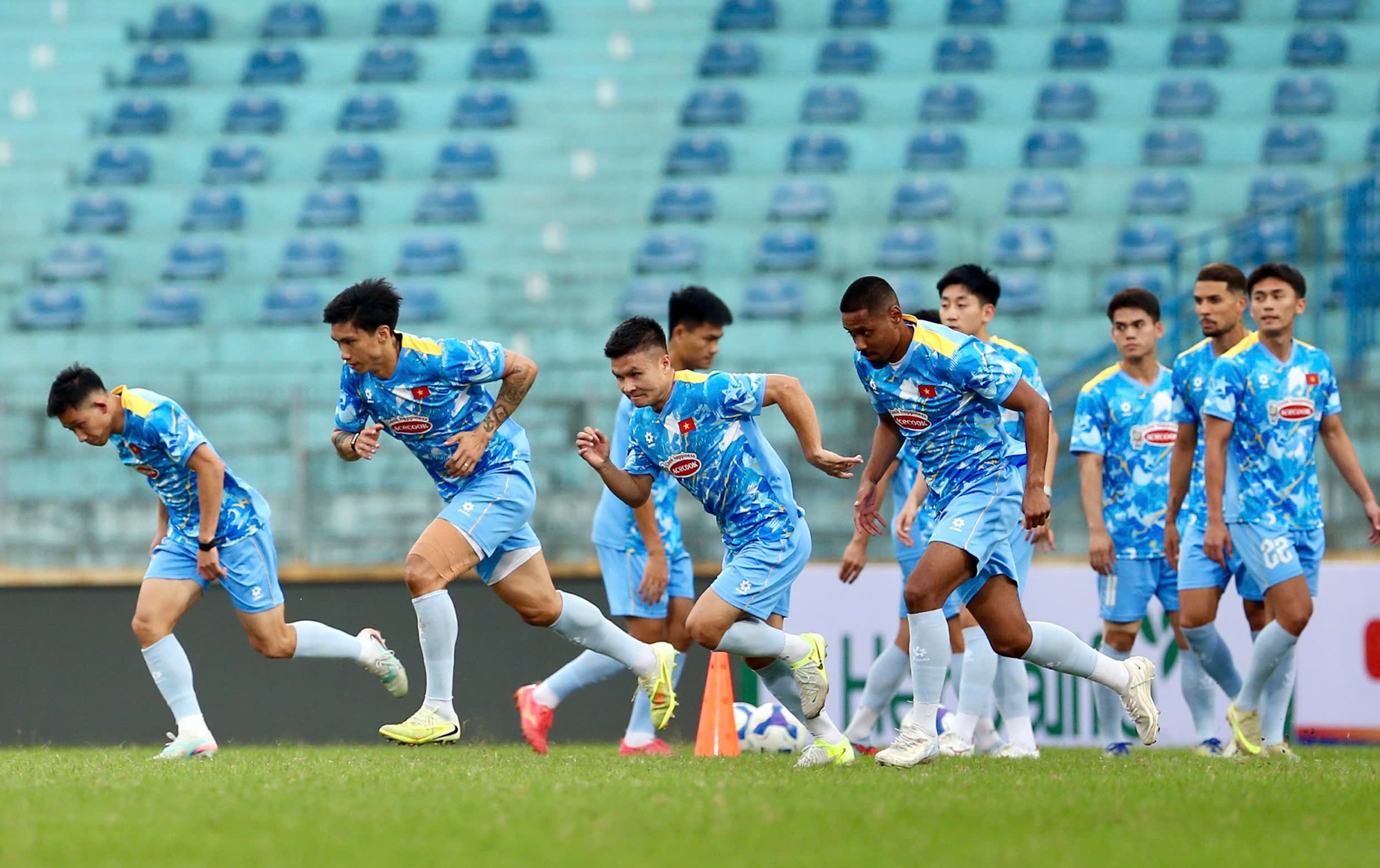 ĐT Việt Nam không còn cầu thủ nào chấn thương,&nbsp;toàn đội đang tỏ ra vô cùng sung sức trước màn so tài với Bangladesh tối ngày 26/3 trên sân Hàng Đẫy, trước khi bước vào cuộc thư hùng với Malaysia ở vòng loại Asian Cup 2027 (ngày 31/3 trên sân Thiên Trường).&nbsp;