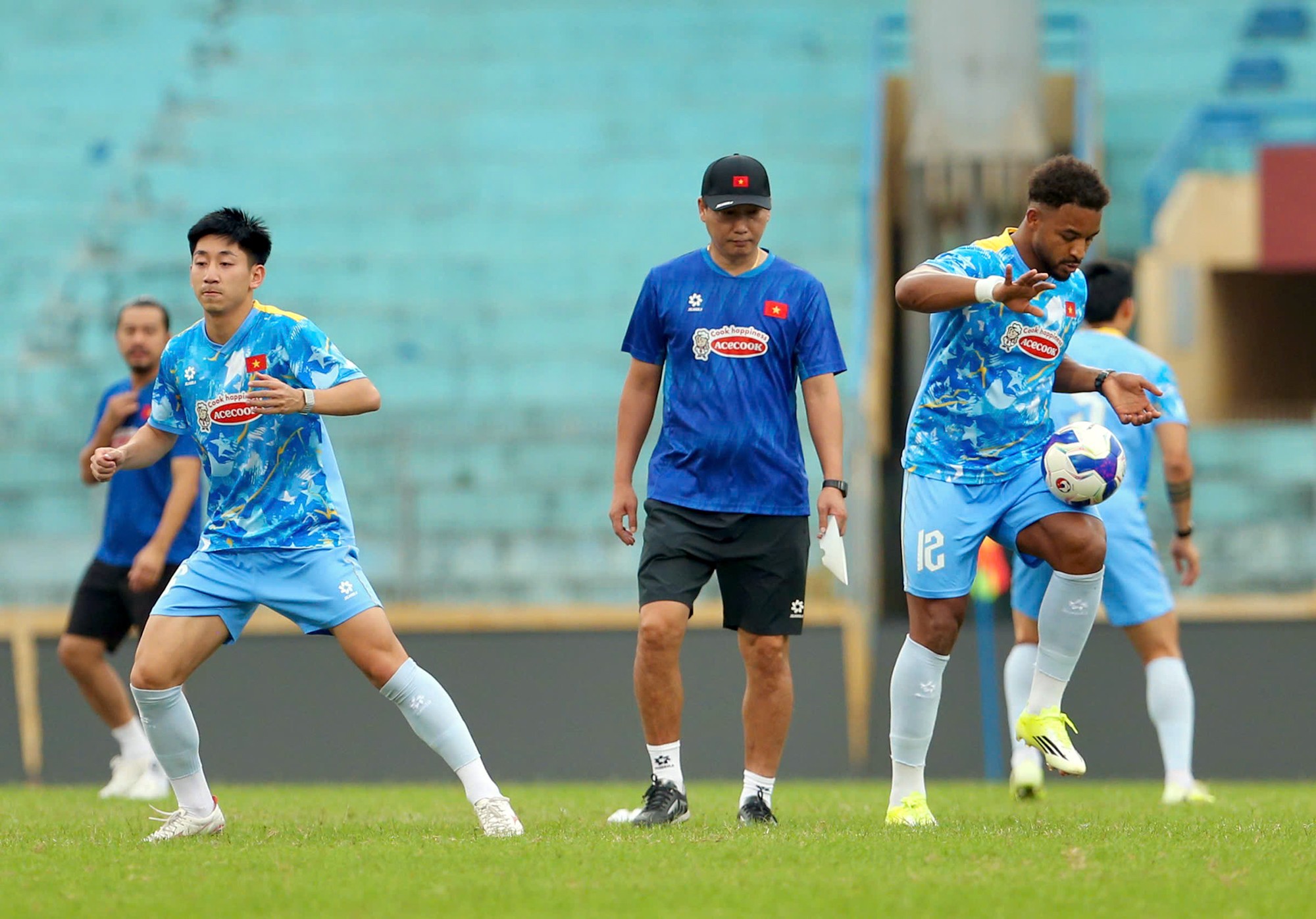 HLV Kim Sang Sik theo sát từng học trò trên sân tập.