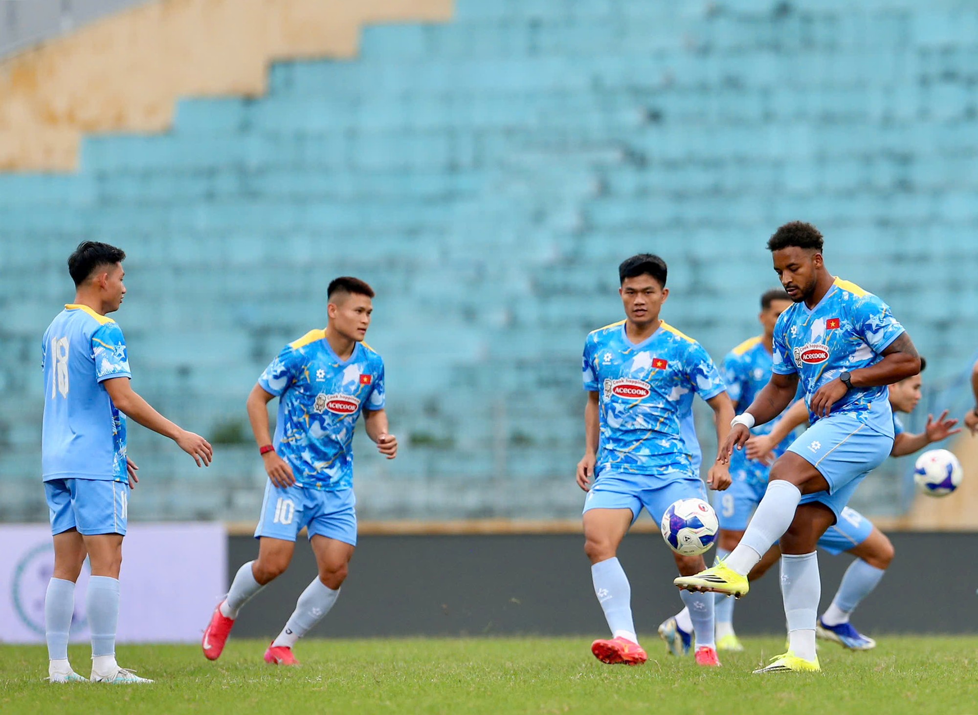 Xuân Son tập luyện chăm chỉ trong buổi tập chiều 25/3.