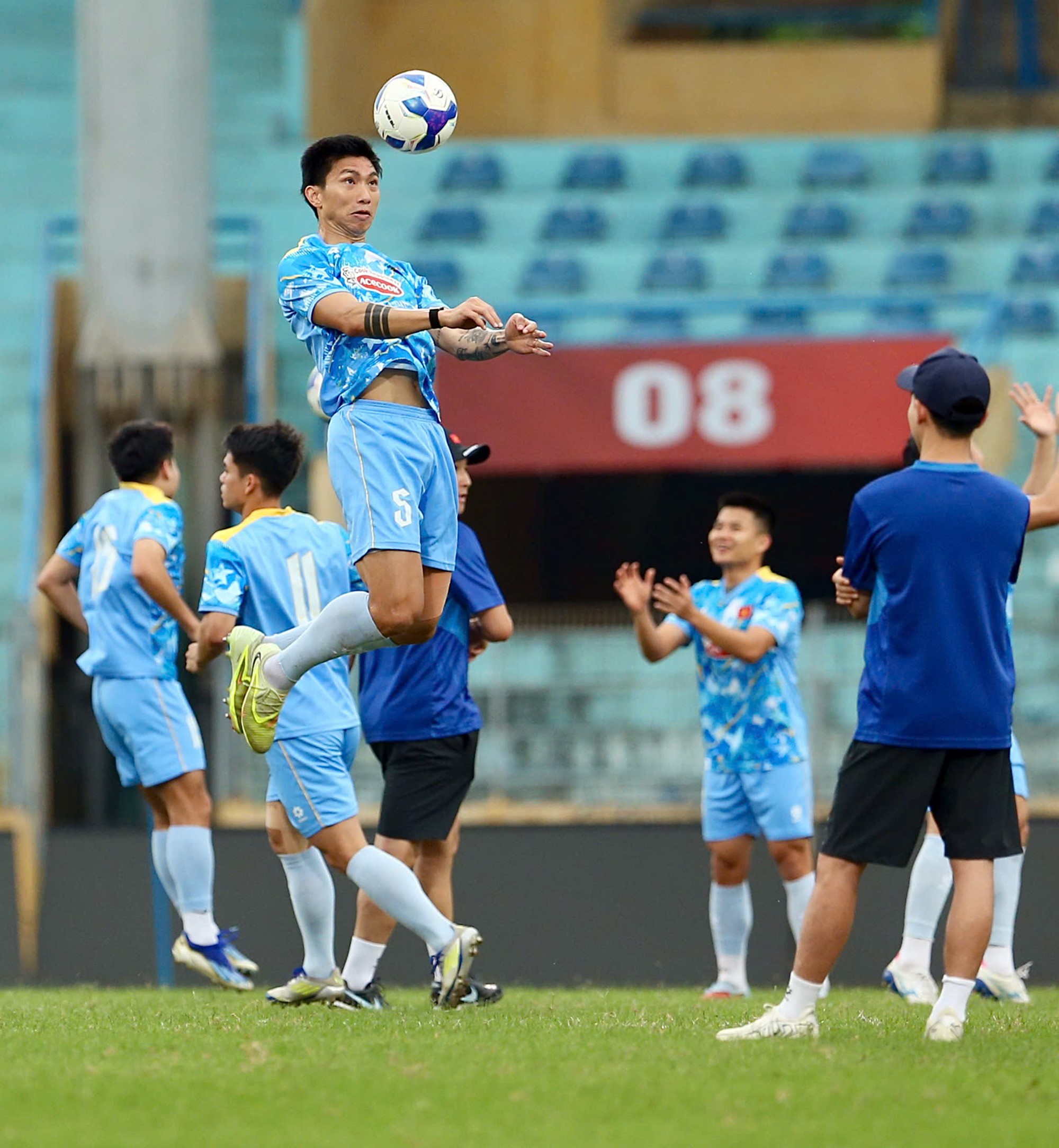 Đây là buổi tập đầu tiên HLV Kim Sang Sik có đủ quân số để rèn chiến thuật. Các cầu thủ Công an Hà Nội hội quân ở ĐT Việt Nam chiều 24/3 nhưng chỉ có thể đi bộ, tập hồi phục.
