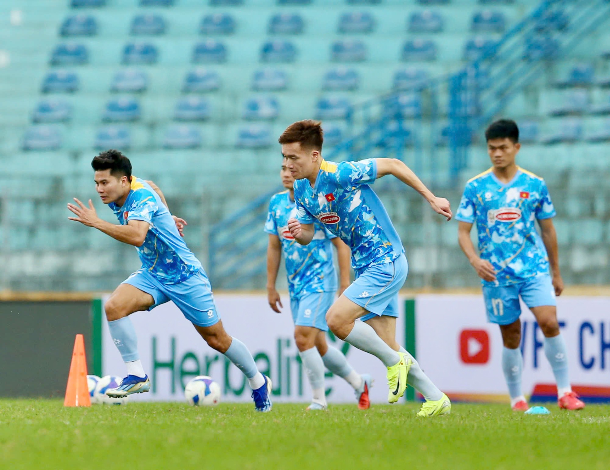 Các tuyển thủ Việt Nam khác nỗ lực cạnh tranh vị trí.