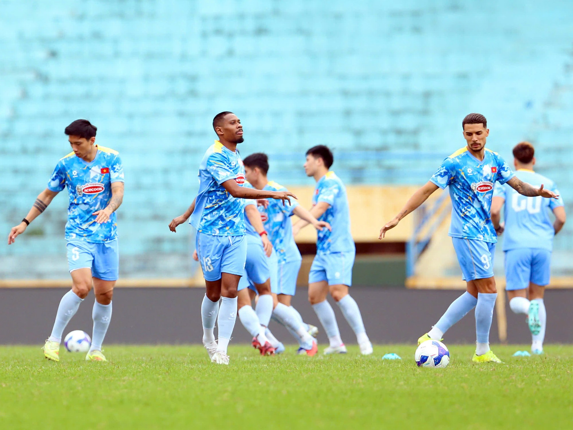 Ở phía trên, tân binh Hoàng Hên đang háo hức hơn bao giờ hết cho màn ra mắt ĐT Việt Nam.