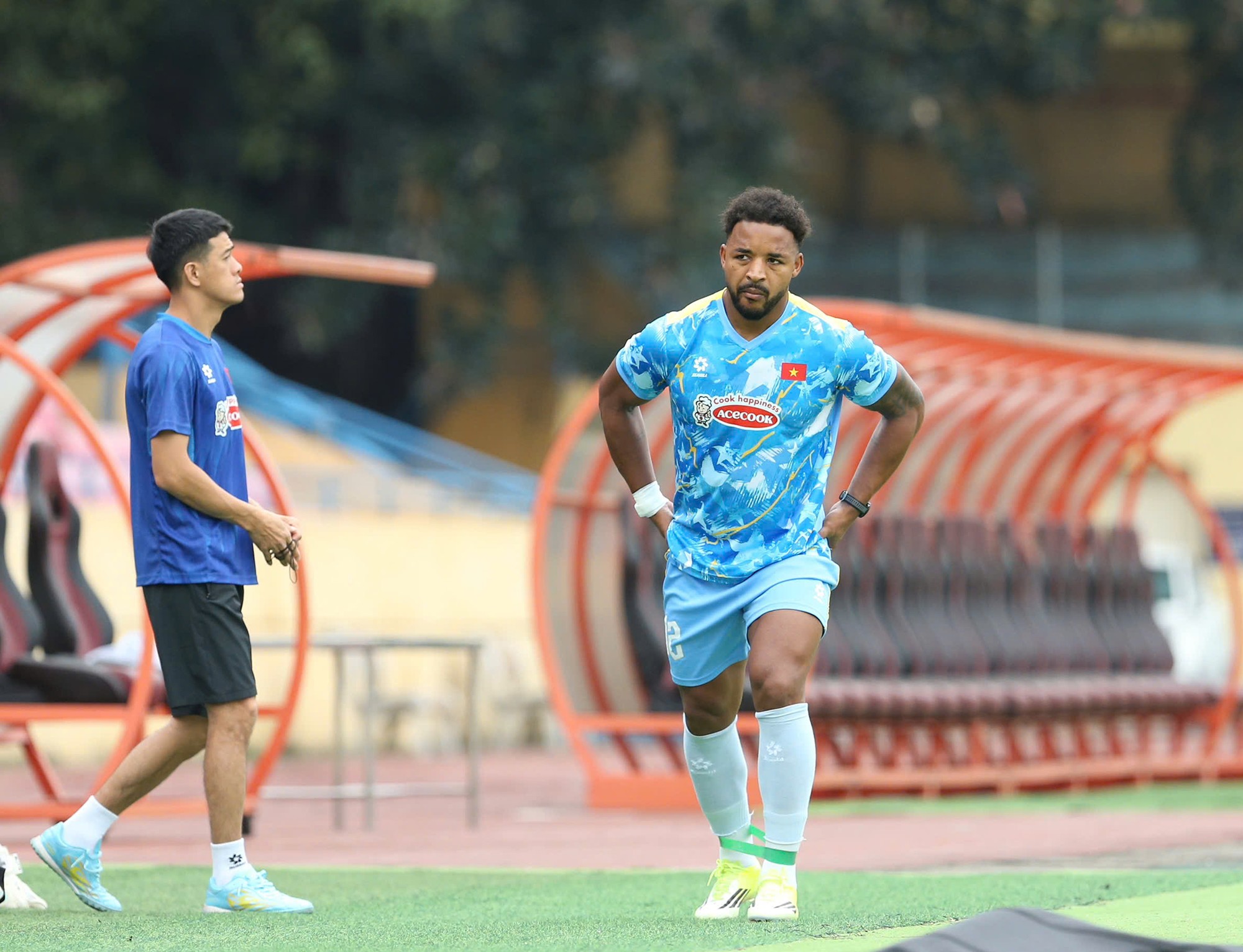 Chiều ngày 25/3, ĐT Việt Nam đã có buổi tập làm quen sân vận động Hàng Đẫy, chuẩn bị cho trận giao hữu với ĐT Bangladesh (19h ngày 26/3).