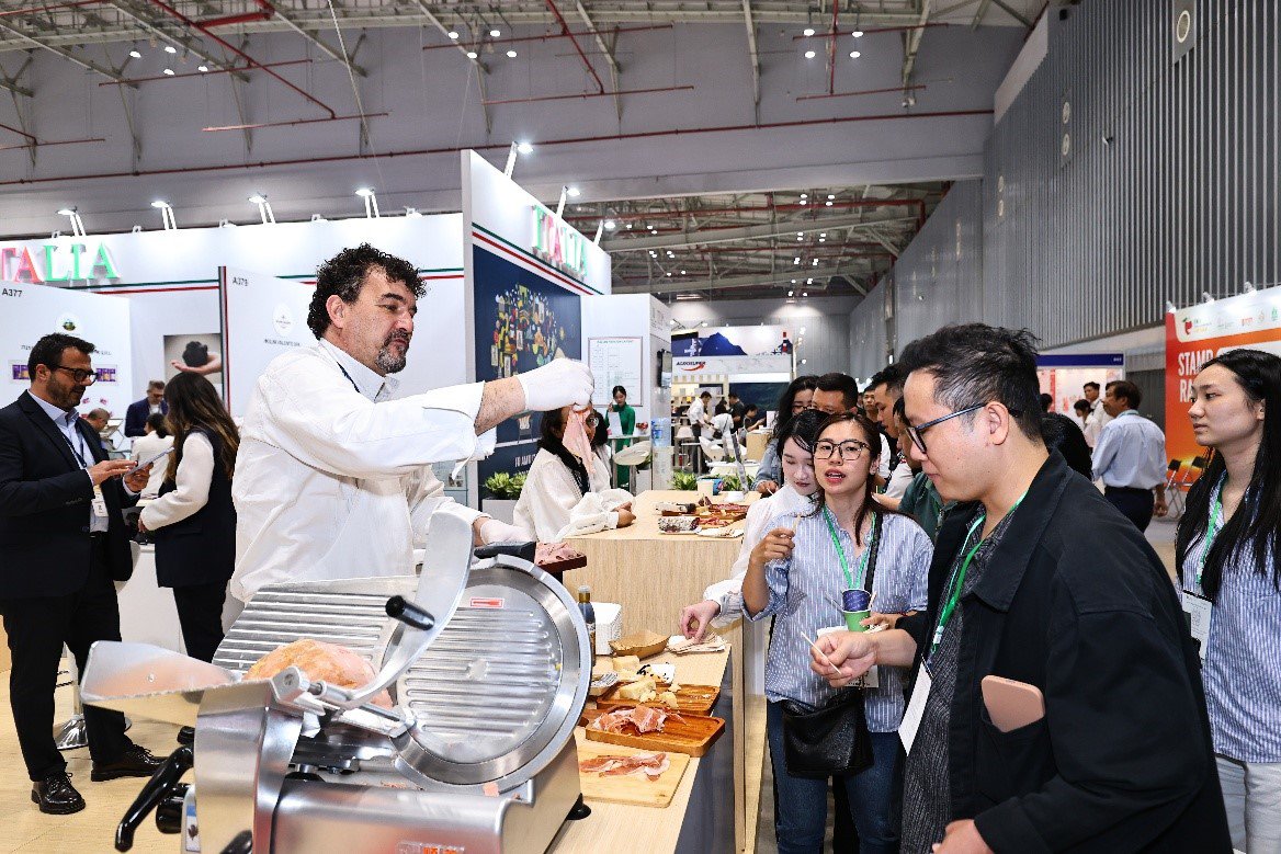 Khách tham quan thưởng thức thịt nguội dưới sự hướng dẫn của Đầu bếp Cristian Broglia. Nguồn: ITA
