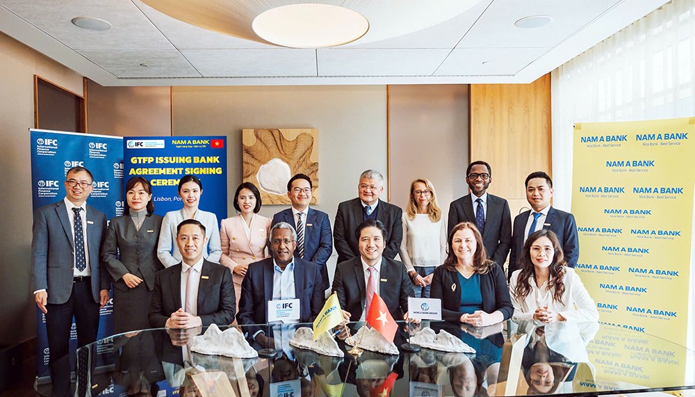 Trước đó, Nam A Bank và IFC đã ký kết hợp tác triển khai các sáng kiến chuyển đổi xanh trong&nbsp;VIFC – HCMC.