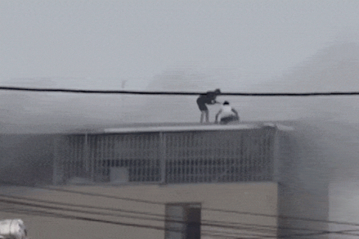 Lời kể của người cứu gia đình kẹt trong tòa nhà 6 tầng bốc cháy