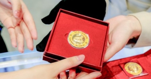 Giá vàng SJC chênh gần 30 triệu đồng/lượng: Có nên mua hay chờ hạ nhiệt?