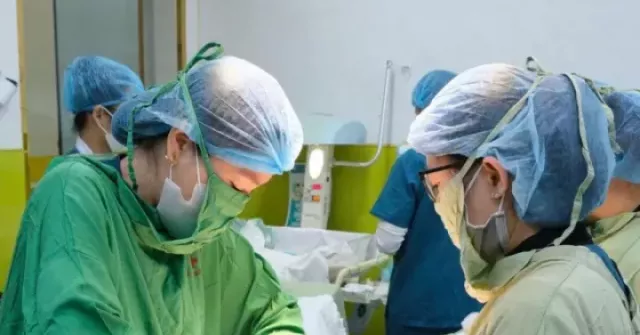 7 lần sảy thai, lần thứ 8 sinh con: Kì tích từ ca song thai không tim