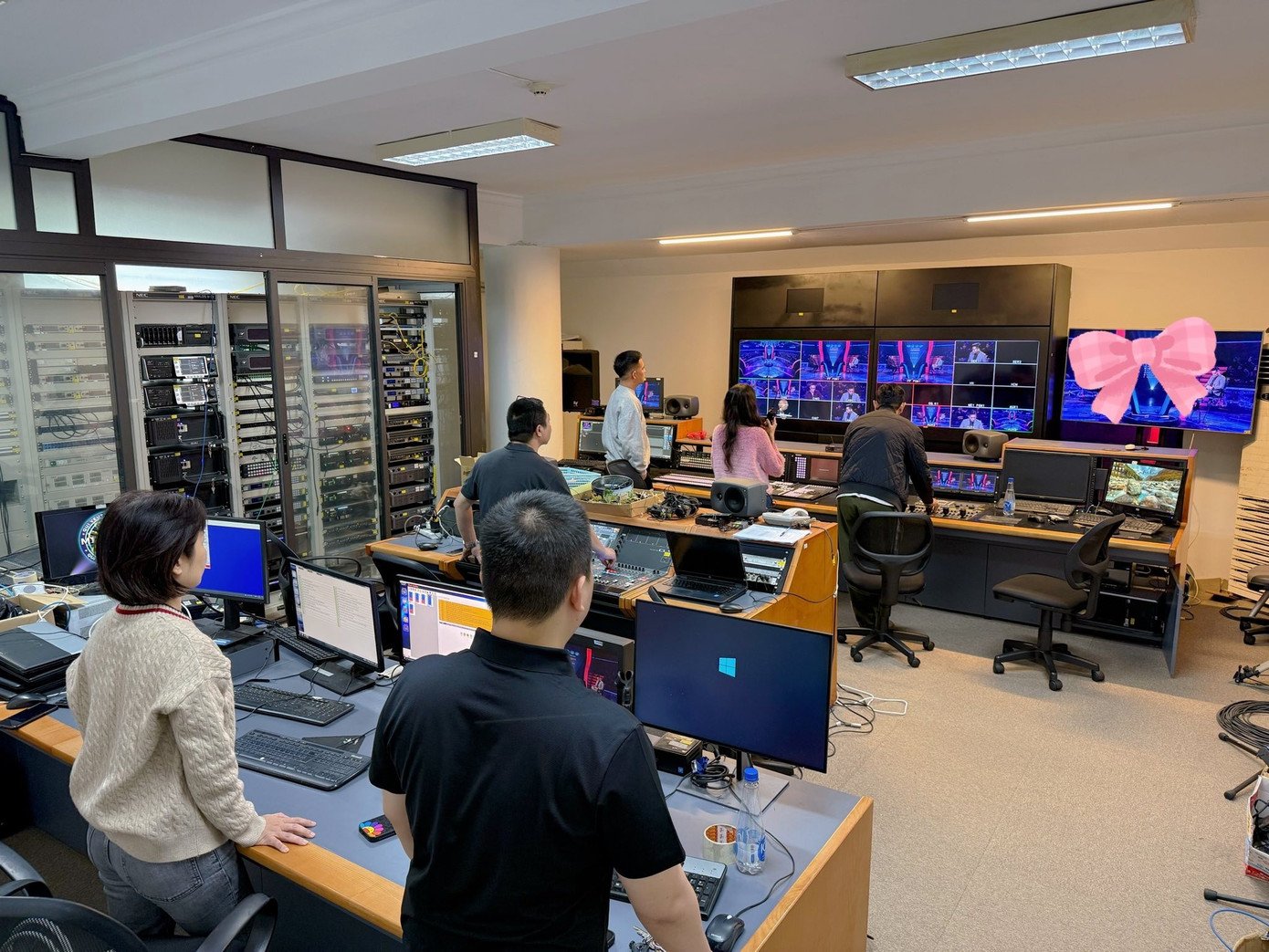 Cảm xúc của BTV Diệp Chi (áo hồng) và ê-kíp khi chứng kiến phần thi của người chơi Trường Giang. Ảnh: FBNV.