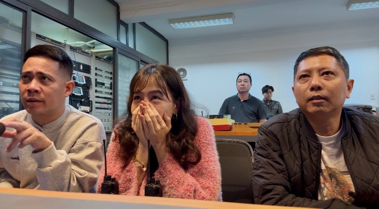 Cảm xúc của BTV Diệp Chi (áo hồng) và ê-kíp khi chứng kiến phần thi của người chơi Trường Giang. Ảnh: FBNV.