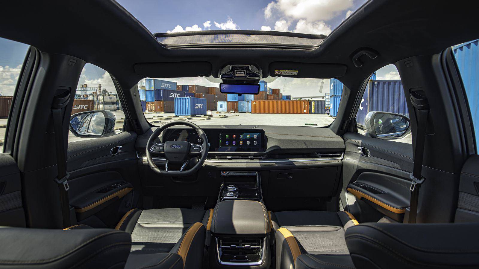 Nội thất xe tiếp tục sở hữu giao diện điều khiển hiện đại với màn hình kỹ thuật số kép 12,3 inch.