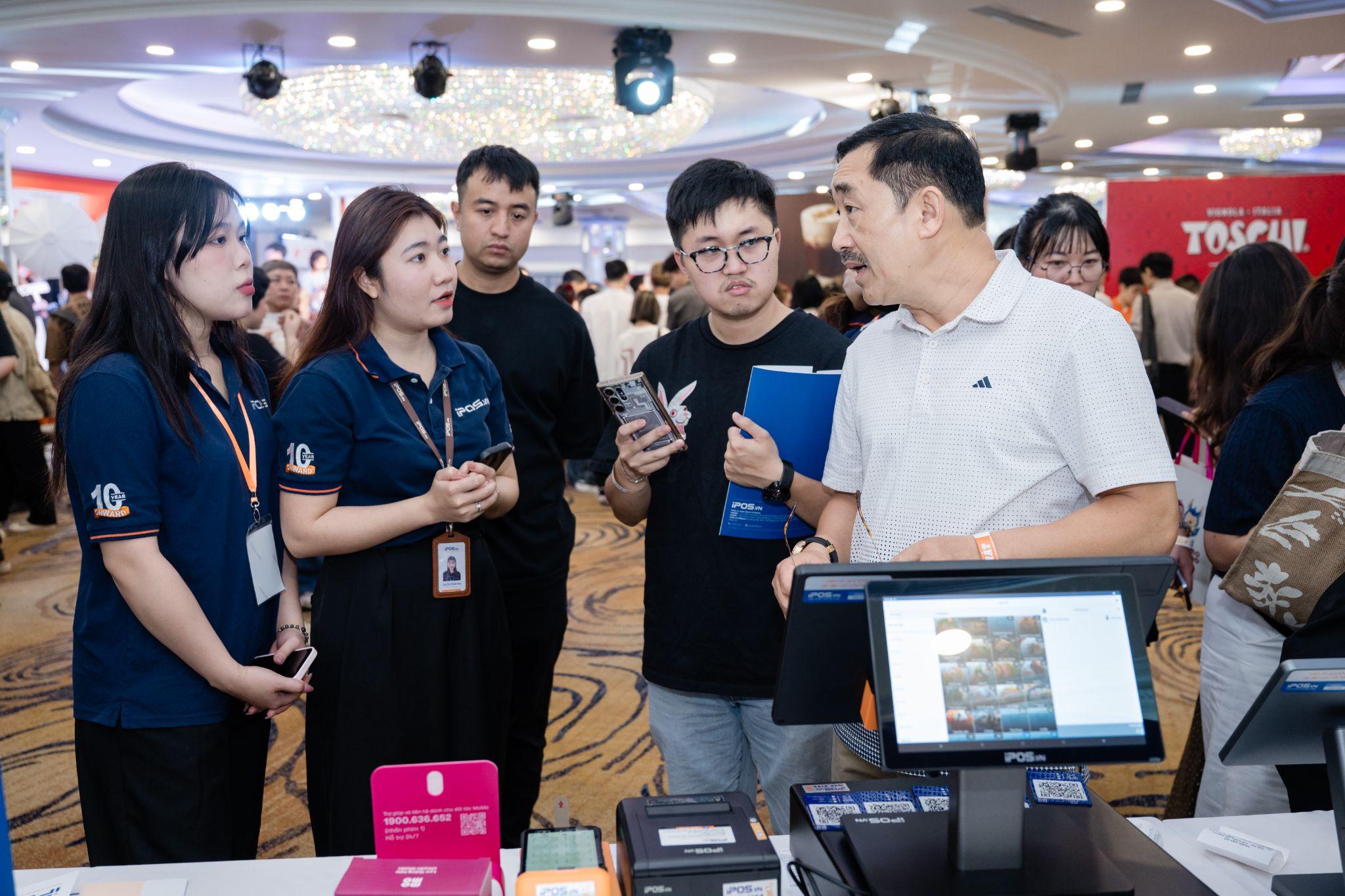 Nhân viên iPOS.vn tư vấn cho khách hàng các giải pháp vận hành phù hợp mô hình kinh doanh