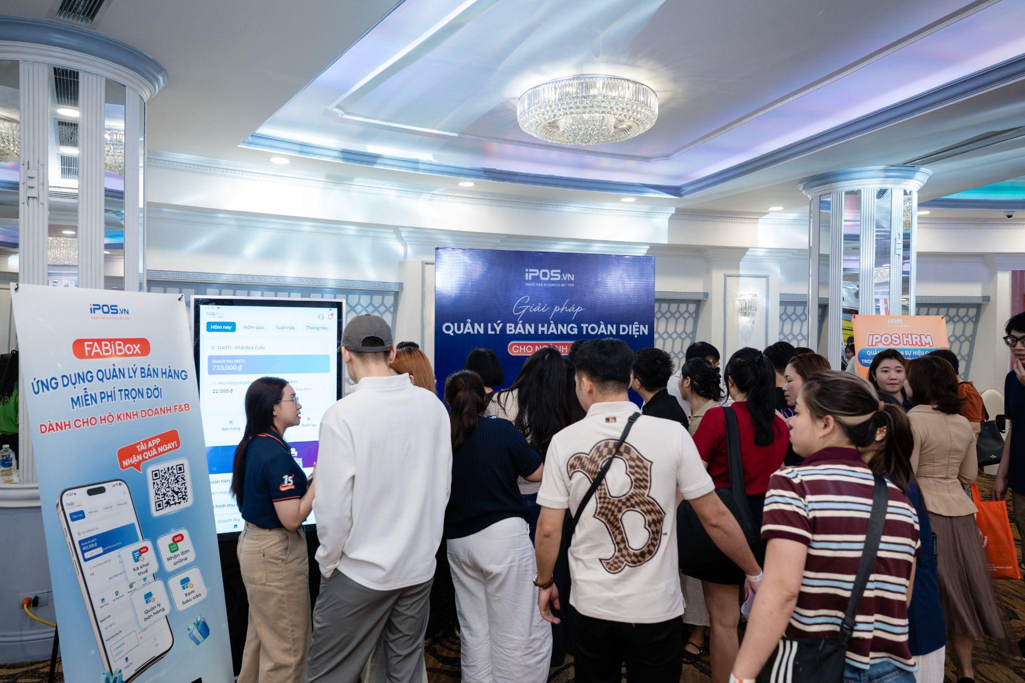 Gian hàng iPOS.vn thu hút đông khảo khách hàng tham quan