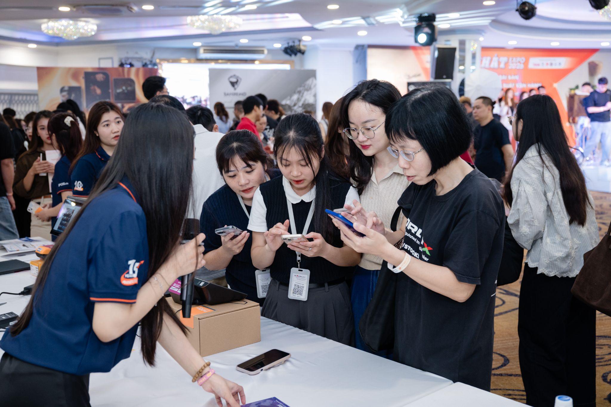 Khách hàng hứng thú tham gia trải nghiệm các hoạt động tại gian hàng iPOS.vn