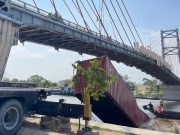 Xử phạt tài xế “tàu khủng” vướng đứt dây điện, rơi container xuống kênh Chợ Gạo