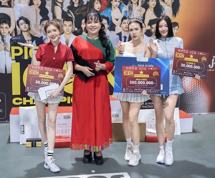 Nữ diễn viên xinh đẹp cùng đồng đội vào đến tứ kết trước khi giành danh hiệu Á khôi 1 của giải